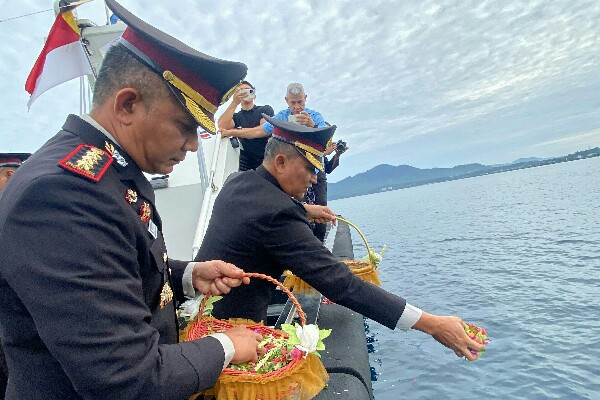 Tabur Bunga di Laut, Polda Sulut Kenang Jasa Pahlawan dalam Rangka Hari Bhayangkara ke-80