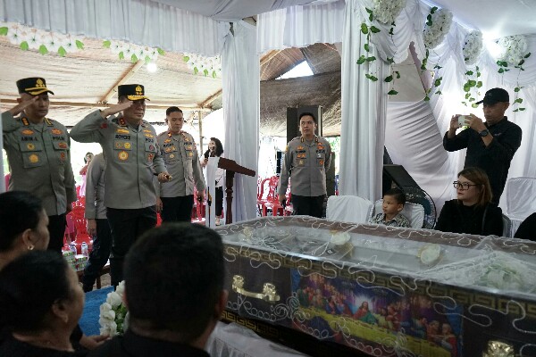 Melayat ke Rumah Duka Almarhum Briptu Excel Mamuli di Kakas, Kapolda Sulut Berikan Dukungan untuk Keluarga