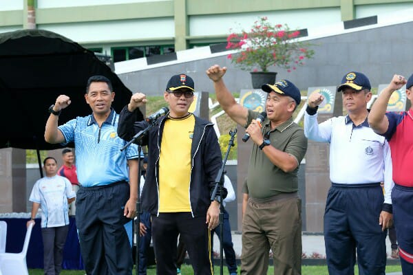 Sinergitas TNI-Polri Kian Kokoh, Wakapolda Sulut Hadiri Olahraga Bersama di Markas Kodam XIII/Merdeka