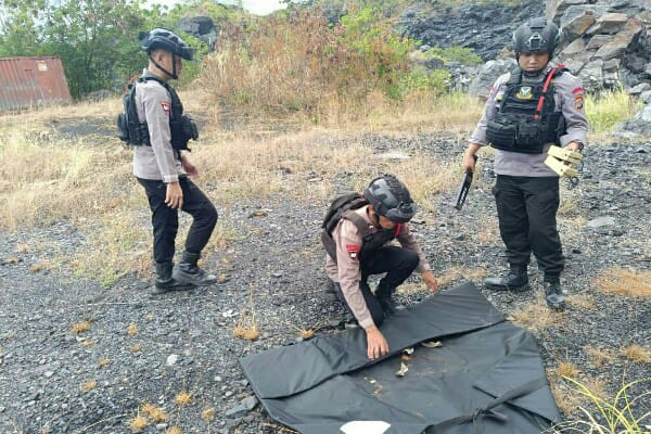 Tim Gegana Satbrimob Polda Sulut Musnahkan Mortir Temuan Warga di Kota Manado