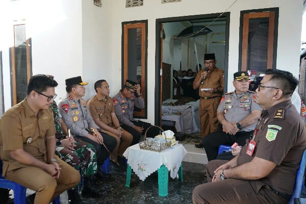 Kapolda Sulut Melayat ke Rumah Duka dan Besuk Korban Kecelakaan Drag Race di Kotamobagu