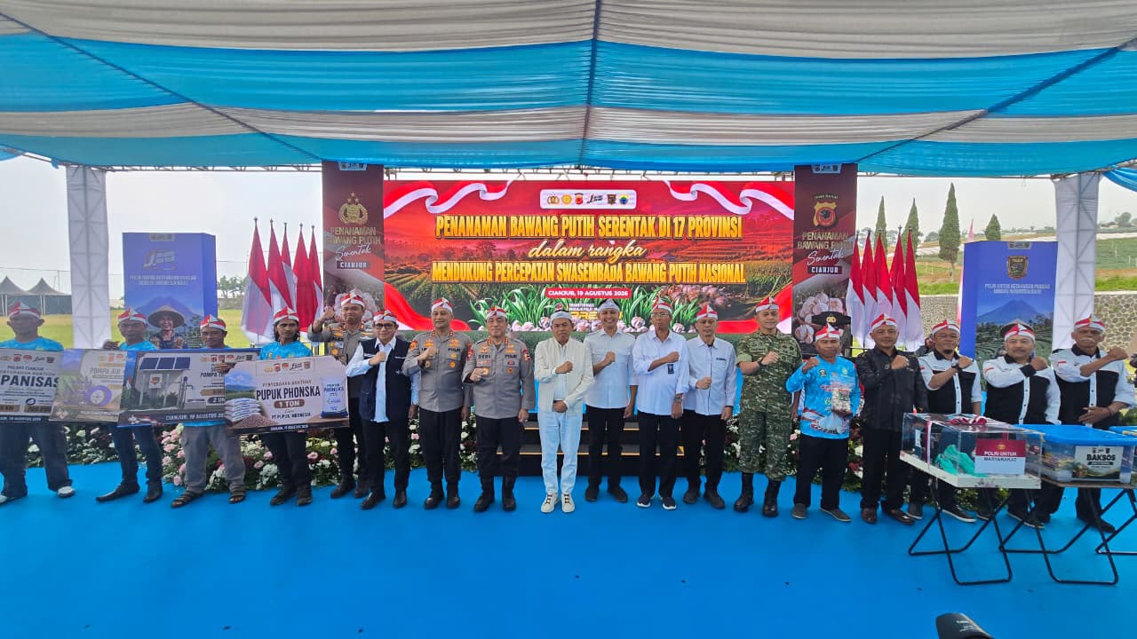 Wakapolri Berikan bansos 1.000 paket untuk 2 Gapoktan Bawang putih di Cianjur