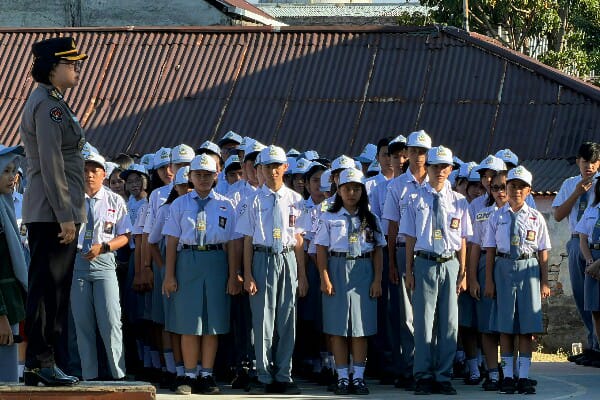 Jelang Hari Jadi ke-78, Polwan Polda Sulut Goes to School, Tanamkan Disiplin dan Etika Pelajar