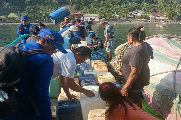 Jumat Berkah, Ditpolairud Polda Sulut Salurkan 72 Ribu Liter Air Bersih ke Warga Bunaken dan Manado Tua