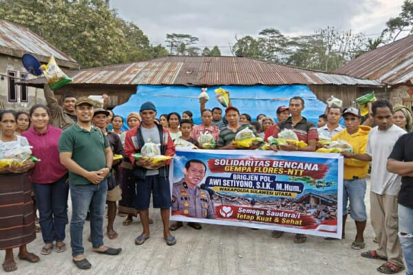 Wakapolda Sulut Brigjen Pol Awi Setiyono Salurkan Bantuan untuk Korban Gempa Flores