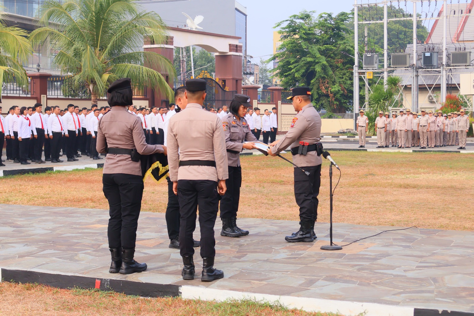 Kapolda Sulut Berikan Penghargaan kepada Personel Berprestasi, Tegaskan Komitmen Keseimbangan Reward dan Sanksi