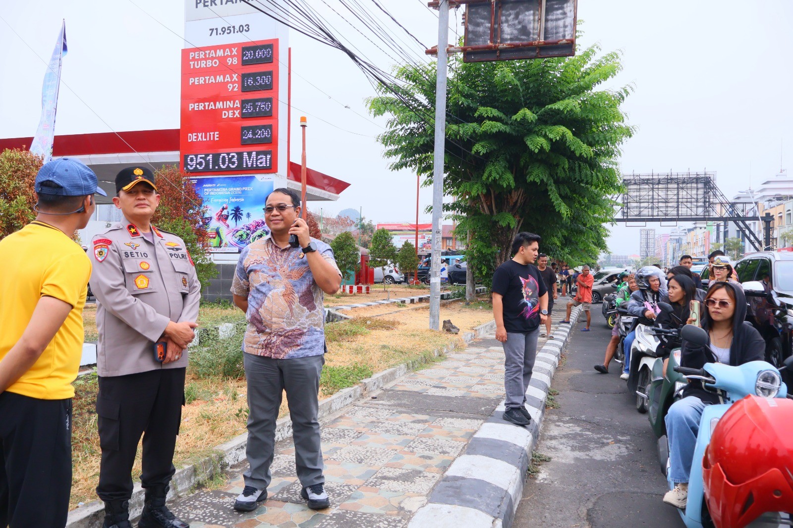 Wakapolda Sulut Pantau Pengamanan Antrean BBM di Sejumlah SPBU di Kota Manado