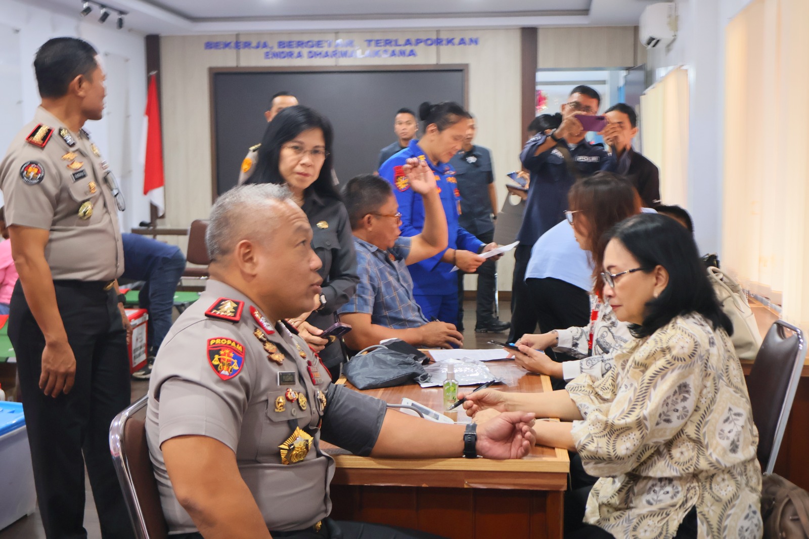Kapolda Sulut Berikan Donor Darah Dalam Peringatan Hari Jadi ke-75 Humas Polri.